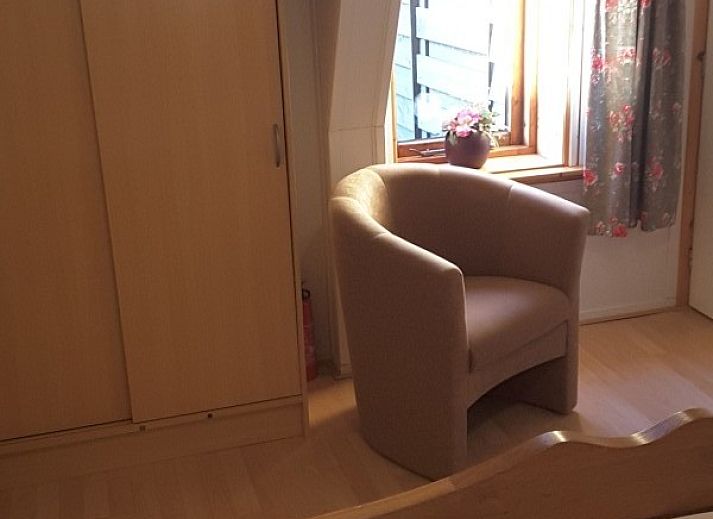 Eingang zum Boerenhof in Valthe, Drenthe, umgeben von ueppiger Natur und Baeumen.