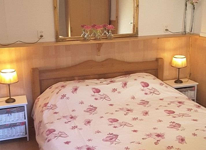 Eingang zum Boerenhof in Valthe, Drenthe, umgeben von ueppiger Natur und Baeumen.