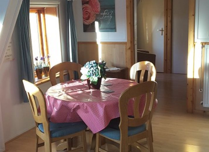 Eingang zum Boerenhof in Valthe, Drenthe, umgeben von ueppiger Natur und Baeumen.