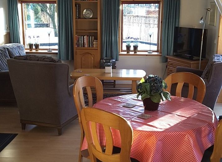 Gruene Umgebung des Ferienhauses Boerenhof in Valthe, Suedost-Drenthe mit schattigen Baeumen.