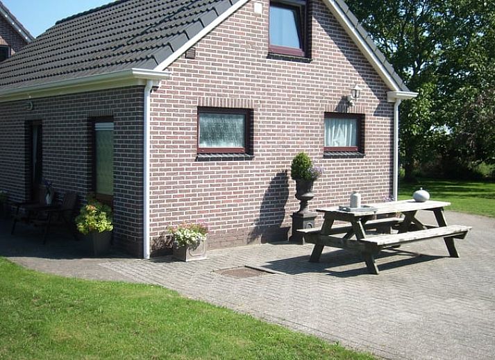 Geniessen Sie die Ruhe im Ferienhaus in Valthe, Suedost-Drenthe, mit einer einladenden Terrasse zum Entspannen in der Natur.
