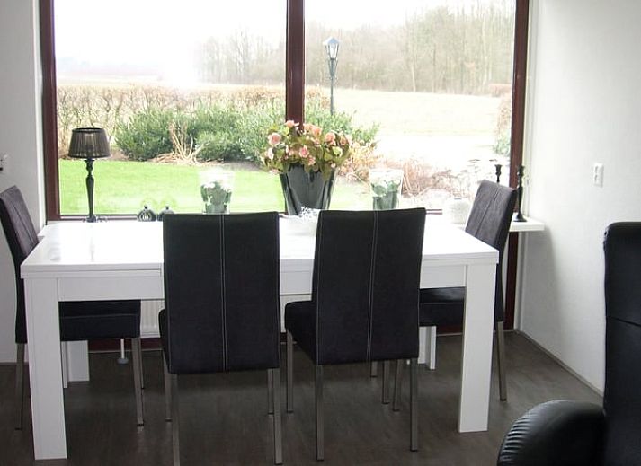 Geniessen Sie die Ruhe im Ferienhaus in Valthe, Suedost-Drenthe, mit einer einladenden Terrasse zum Entspannen in der Natur.