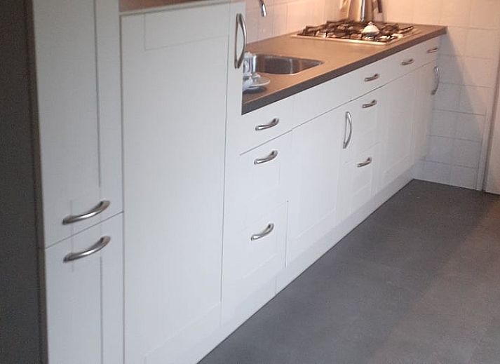 Gemuetlicher Essbereich im Ferienhaus in Valthe, Suedost-Drenthe, mit Blick auf die ruhige Natur durch grosse Fenster.