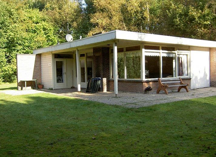 Tabaks-vakantiebungalows.nl in Schoonoord, Drenthe biedt een rustieke bungalow met veranda en uitzicht op groene natuur.