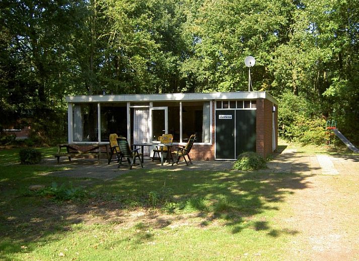 Tabaks-vakantiebungalows.nl in Schoonoord, Drenthe biedt een rustieke bungalow met veranda en uitzicht op groene natuur.