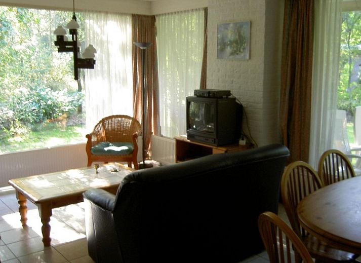 Tabaks-vakantiebungalows.nl in Schoonoord, Drenthe biedt een rustieke bungalow met veranda en uitzicht op groene natuur.