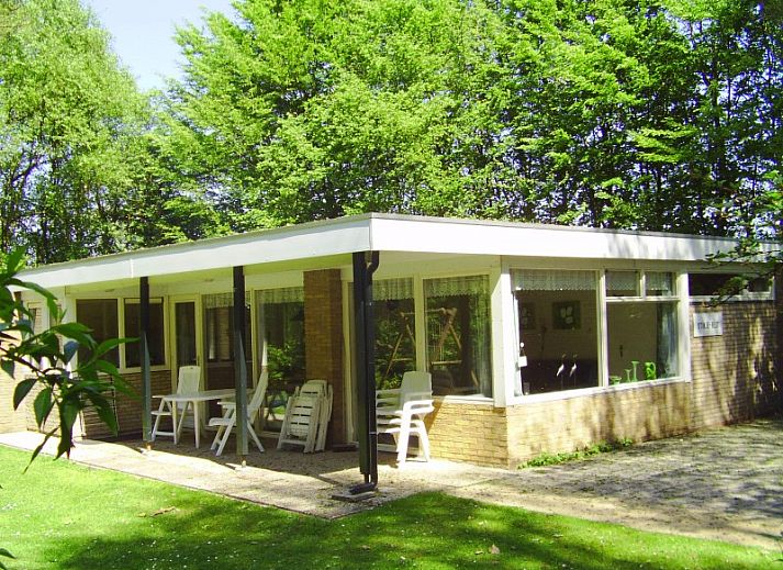 Geniet van rust in tabaks-vakantiebungalows.nl, een charmante bungalow in Schoonoord, Drenthe, omgeven door groene natuur en serene sfeer.