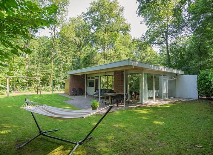 Lichte woonkamer in Vakantiehuis in Schoonoord, Zuidoost Drenthe met moderne inrichting en uitzicht op groene tuin.
