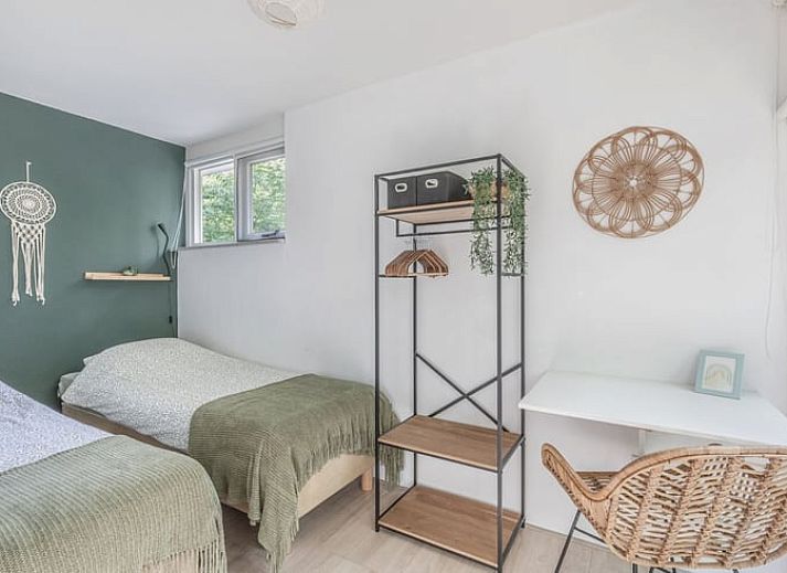 Stijlvolle keuken in Vakantiehuis in Schoonoord, Drenthe met witte kasten en groene achterwand.