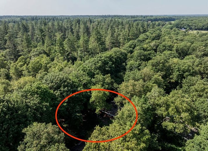Stijlvolle keuken in Vakantiehuis in Schoonoord, Drenthe met witte kasten en groene achterwand.