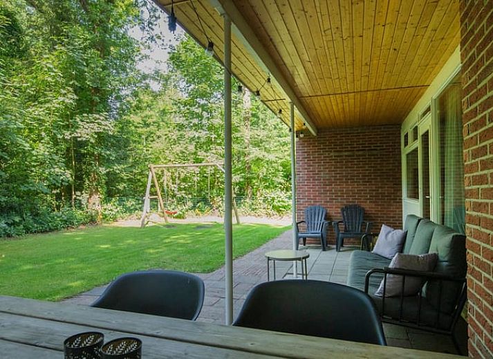 Stijlvolle keuken in Vakantiehuis in Schoonoord, Drenthe met witte kasten en groene achterwand.