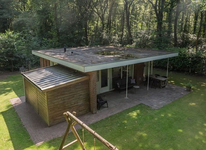 Stijlvolle keuken in Vakantiehuis in Schoonoord, Drenthe met witte kasten en groene achterwand.