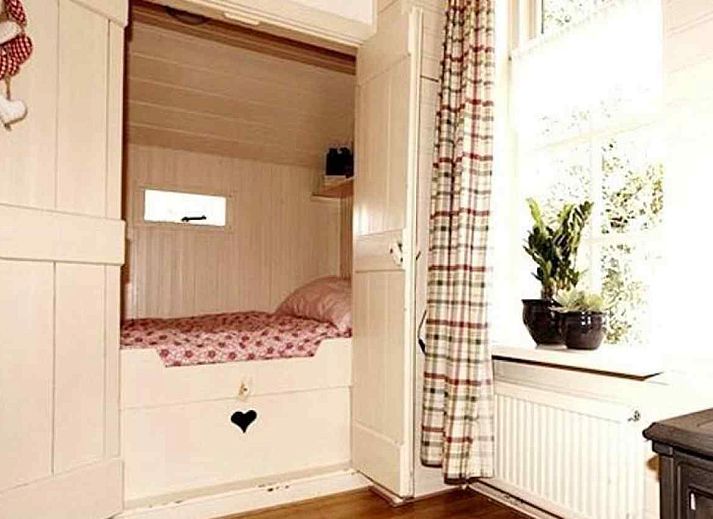 Interieurdetails van DG659 in Schoonoord, Drenthe, met bloemen en gezellige slaapkamer.