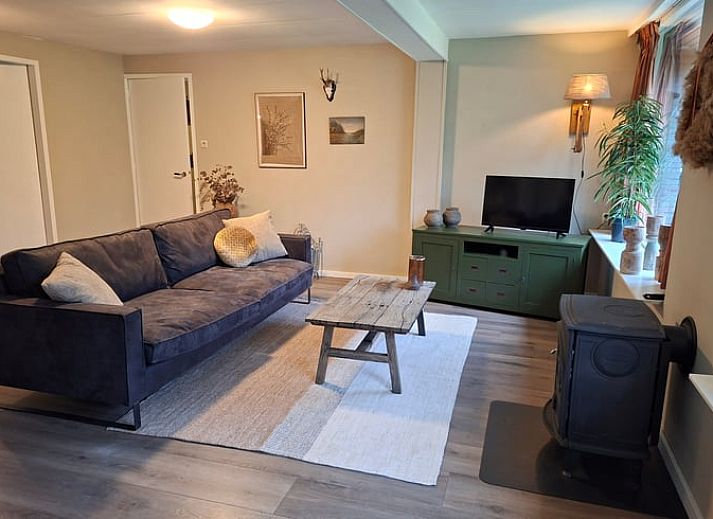 Ferienhaus in Schoonoord mit grosser Veranda, umgeben von gruener Natur in Suedost-Drenthe, ideal fuer einen erholsamen Aufenthalt.