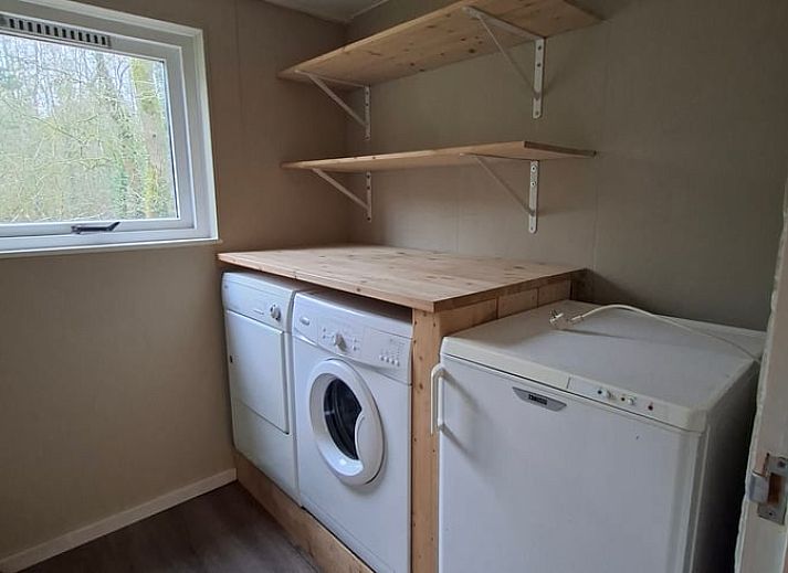 Geniessen Sie die Ruhe und den Frieden auf der Terrasse des Ferienhauses in Schoonoord, umgeben von der Natur in Suedost-Drenthe.