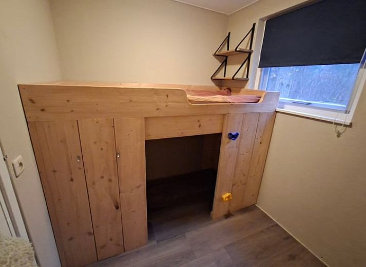 Geniessen Sie die Ruhe und den Frieden auf der Terrasse des Ferienhauses in Schoonoord, umgeben von der Natur in Suedost-Drenthe.