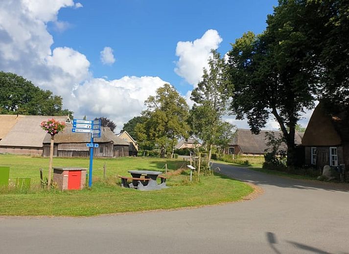 Bequeme Liegestuehle auf der Terrasse des Ferienhauses in Erm, Drenthe.