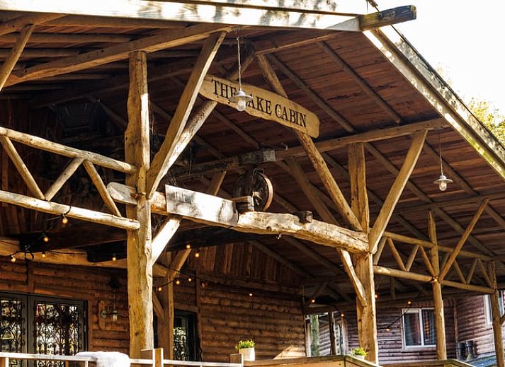 Cottage in Erm, vacation home in Southeast Drenthe with rustic wooden porch surrounded by nature.