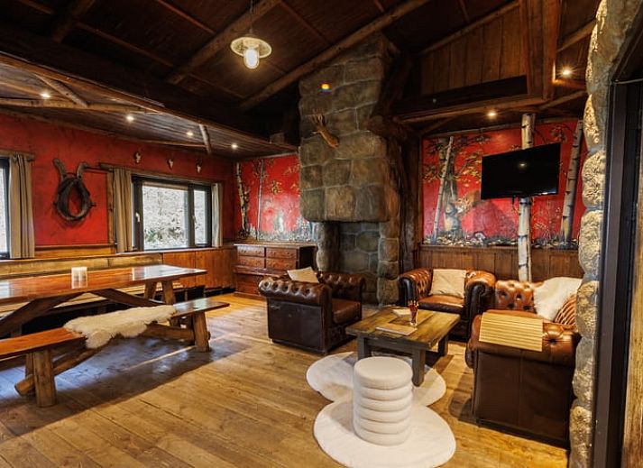 Cottage in Erm, cottage with rustic wooden porch in Southeast Drenthe, surrounded by natural beauty and serene surroundings.