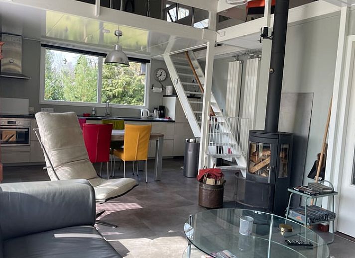 Modernes Wohnzimmer im Ferienhaus in Geesbrug, Ferienhaus in Drenthe mit gemuetlicher Sitzecke.