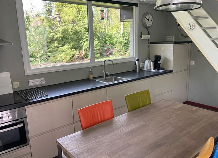 Modernes Wohnzimmer im Ferienhaus in Geesbrug, Ferienhaus in Drenthe mit gemuetlicher Sitzecke.