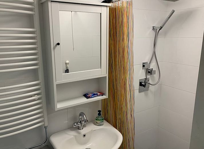 Modernes Wohnzimmer im Ferienhaus in Geesbrug, Ferienhaus in Drenthe mit gemuetlicher Sitzecke.