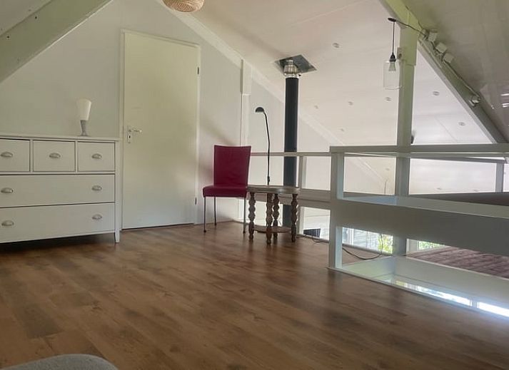 Blick auf den Garten vom Inneren des Cottage in Geesbrug, Ferienunterkunft in Drenthe.