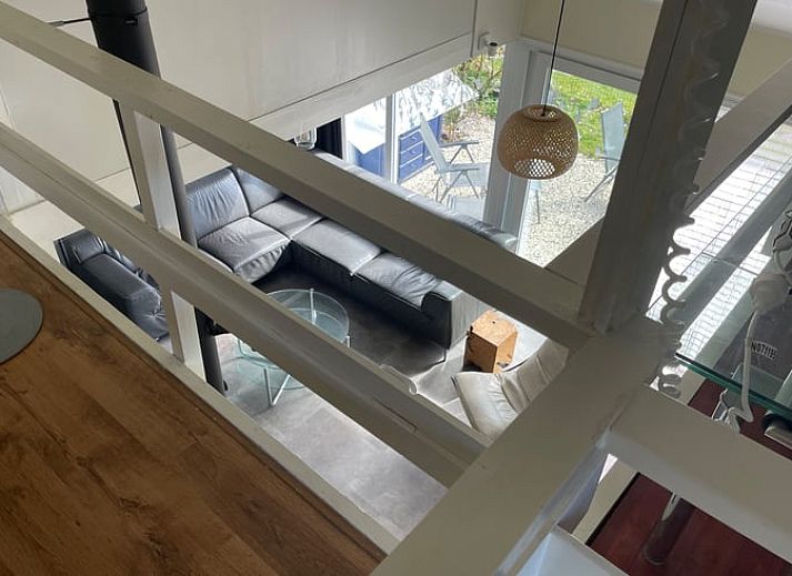 Blick auf den Garten vom Inneren des Cottage in Geesbrug, Ferienunterkunft in Drenthe.