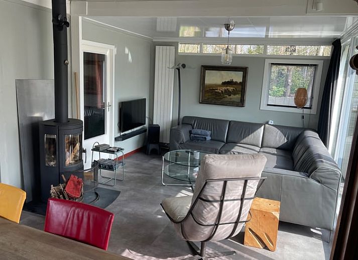 Blick auf den Garten vom Inneren des Cottage in Geesbrug, Ferienunterkunft in Drenthe.