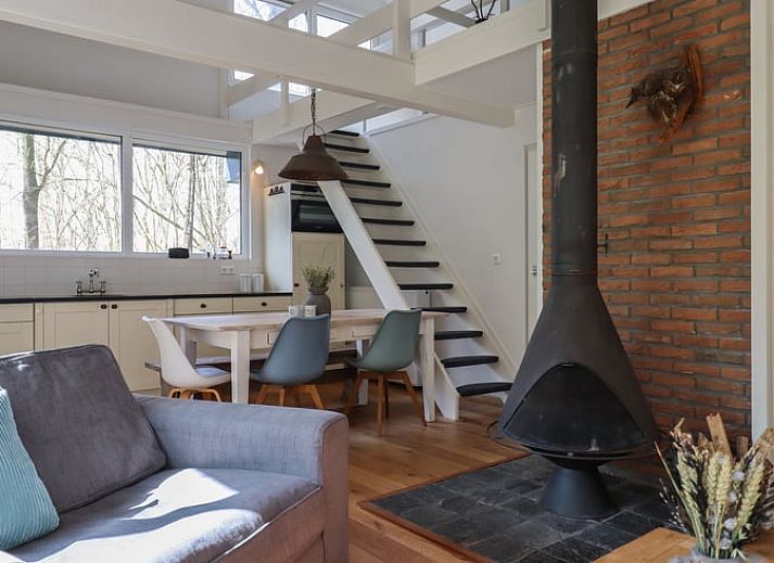 Ferienhaus in Geesbrug, Drenthe mit gruenem Garten und Terrasse in waldreicher Umgebung.