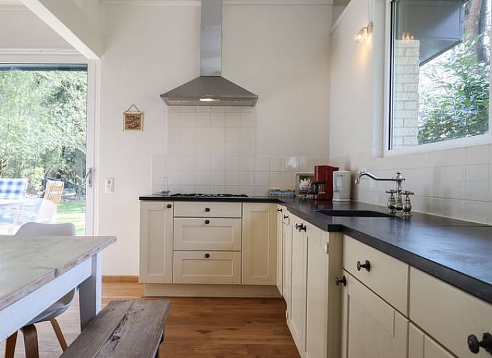 Dekoratives Schild mit 'Happy Day' an der Wand eines Ferienhauses in Geesbrug, Drenthe.