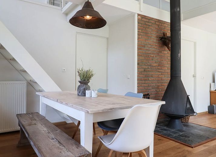 Dekoratives Schild mit 'Happy Day' an der Wand eines Ferienhauses in Geesbrug, Drenthe.