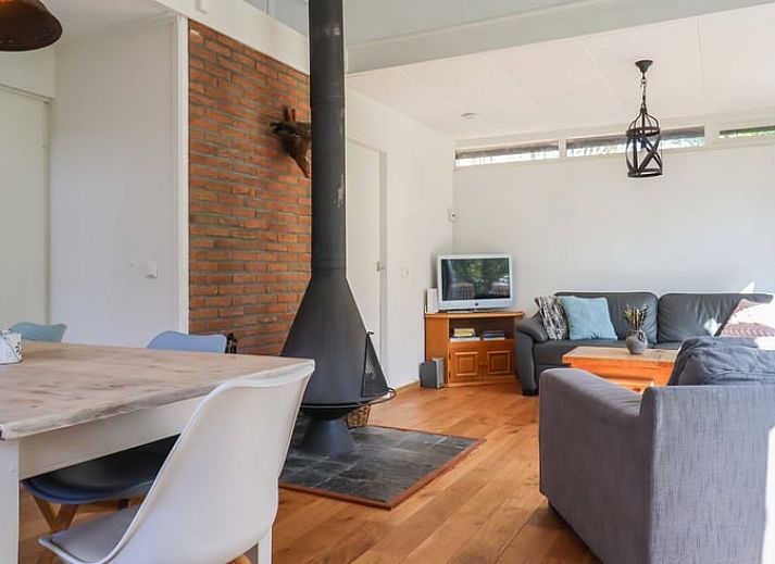 Dekoratives Schild mit 'Happy Day' an der Wand eines Ferienhauses in Geesbrug, Drenthe.