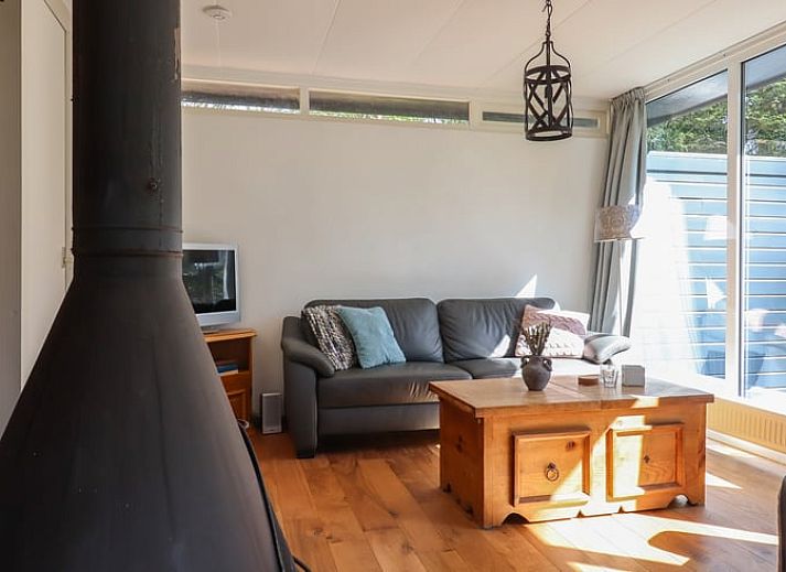 Dekoratives Schild mit 'Happy Day' an der Wand eines Ferienhauses in Geesbrug, Drenthe.