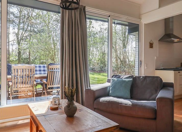 Dekoratives Schild mit 'Happy Day' an der Wand eines Ferienhauses in Geesbrug, Drenthe.