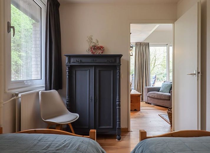 Gemuetliche Terrasse im Ferienhaus in Geesbrug, Drenthe, umgeben von Natur.