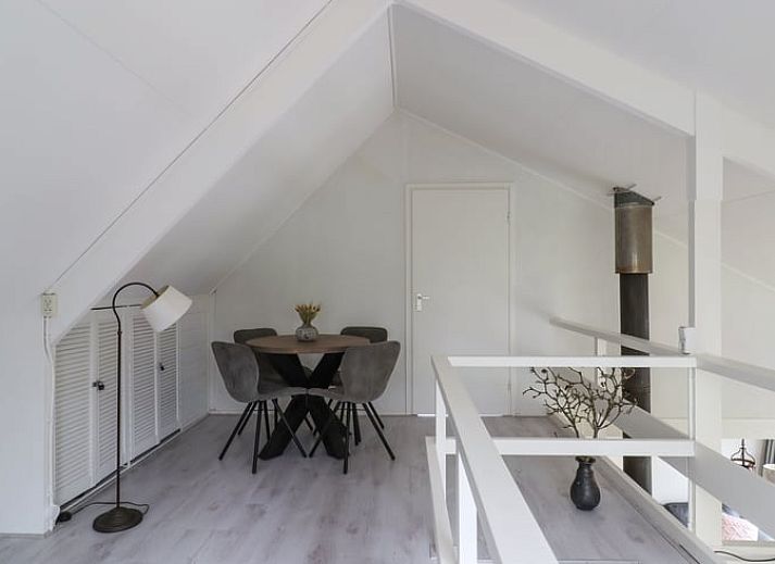 Modernes Wohnzimmer mit Kamin im Ferienhaus in Geesbrug, Drenthe.