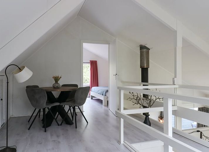 Modernes Wohnzimmer mit Kamin im Ferienhaus in Geesbrug, Drenthe.