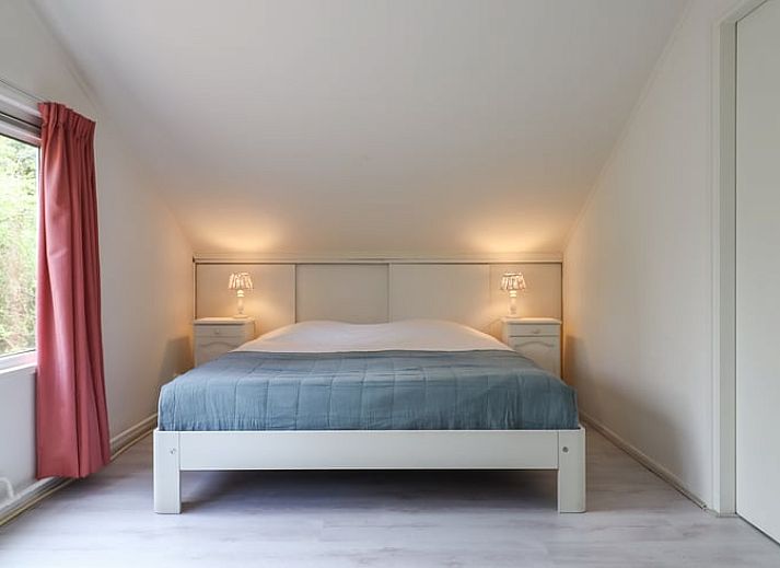 Modernes Wohnzimmer mit Kamin im Ferienhaus in Geesbrug, Drenthe.