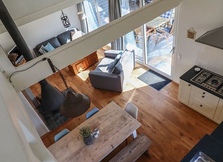 Modernes Wohnzimmer mit Kamin im Ferienhaus in Geesbrug, Drenthe.