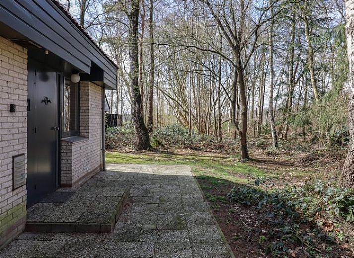 Modernes Wohnzimmer mit Kamin im Ferienhaus in Geesbrug, Drenthe.