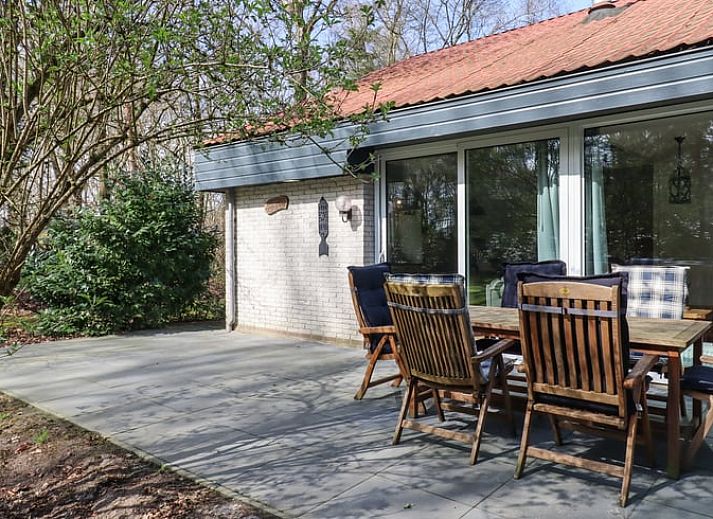 Geraeumige Kueche und Essbereich im Ferienhaus in Geesbrug, Drenthe mit Blick auf den Garten.