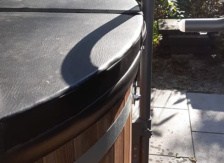 Gemuetliche Terrasse im Ferienhaus in Geesbrug, Drenthe, umgeben von gruener Natur fuer ultimative Entspannung.