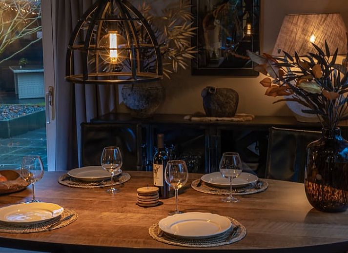 Gemuetliche Terrasse im Ferienhaus in Geesbrug, Drenthe, umgeben von gruener Natur fuer ultimative Entspannung.