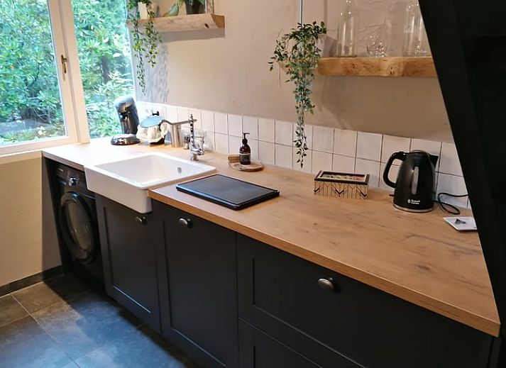 Luxurioeser Whirlpool im Ferienhaus in Geesbrug, Suedost-Drenthe, ideal zum Entspannen nach einem Tag in der Natur.