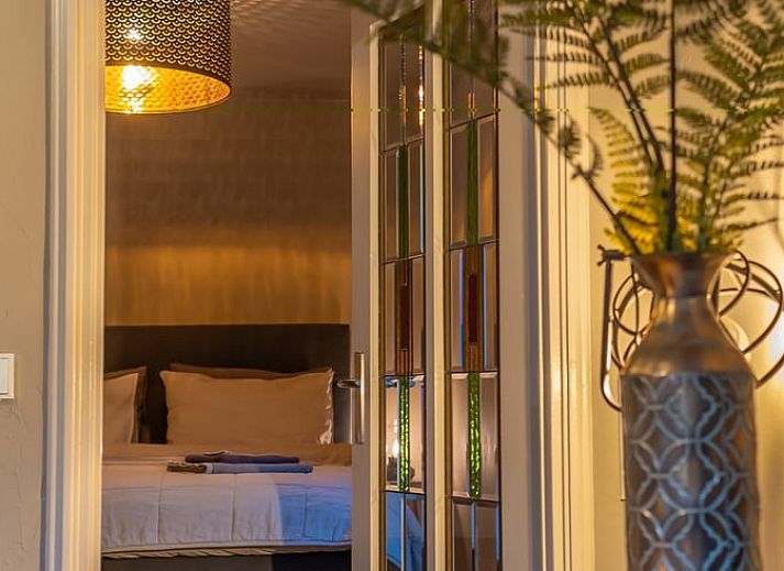 Ueppiger Garten im Ferienhaus in Geesbrug, Drenthe, mit bunten Blumen und einer ruhigen Umgebung.