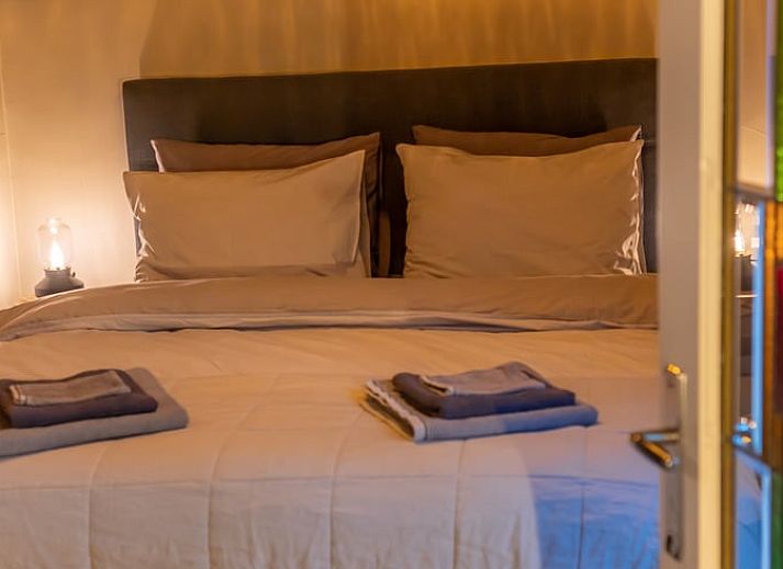 Ueppiger Garten im Ferienhaus in Geesbrug, Drenthe, mit bunten Blumen und einer ruhigen Umgebung.