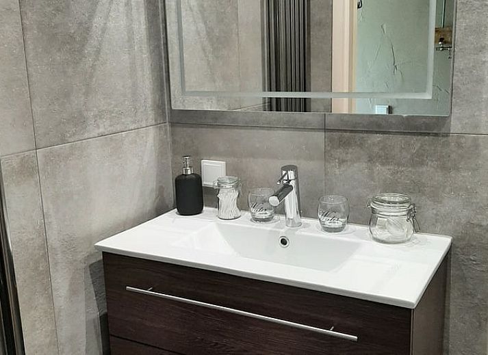 Ueppiger Garten im Ferienhaus in Geesbrug, Drenthe, mit bunten Blumen und einer ruhigen Umgebung.