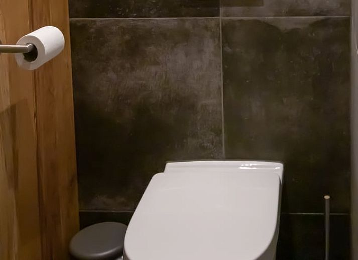 Stimmungsvolles Esszimmer im Ferienhaus in Geesbrug, Suedost-Drenthe, ideal fuer gemuetliche Abendessen.