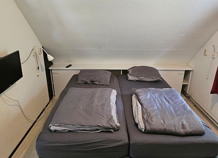 Moderne badkamer in Vakantiehuis Geesbrug, Zuidoost Drenthe met douche en praktische voorzieningen.